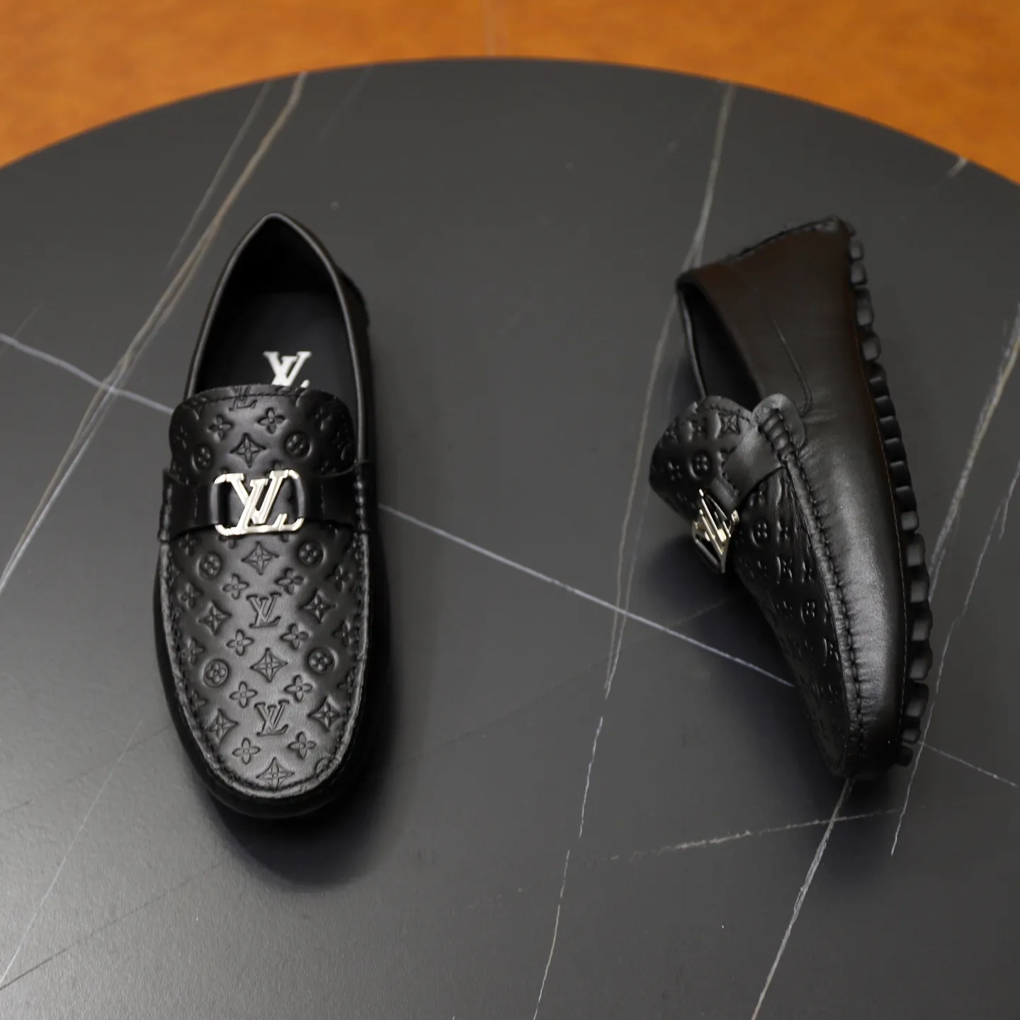 Ex-factory price: 480💰【LV】Louis Vuitton ⚠️High-end men’s driving and pedal series ⚠️38-44 (customized for 45) ⚠️All original cowhide leather! Thick and soft! Made entirely of calfskin lining! The latest non-slip beanie sole! Three-dimensional package technology! Fashionable and classic! Handicrafts! Original high quality! Feel free to compare!